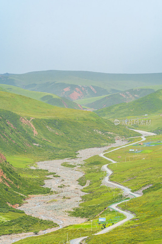 青海祁连山国家公园，蜿蜒的峡谷道路