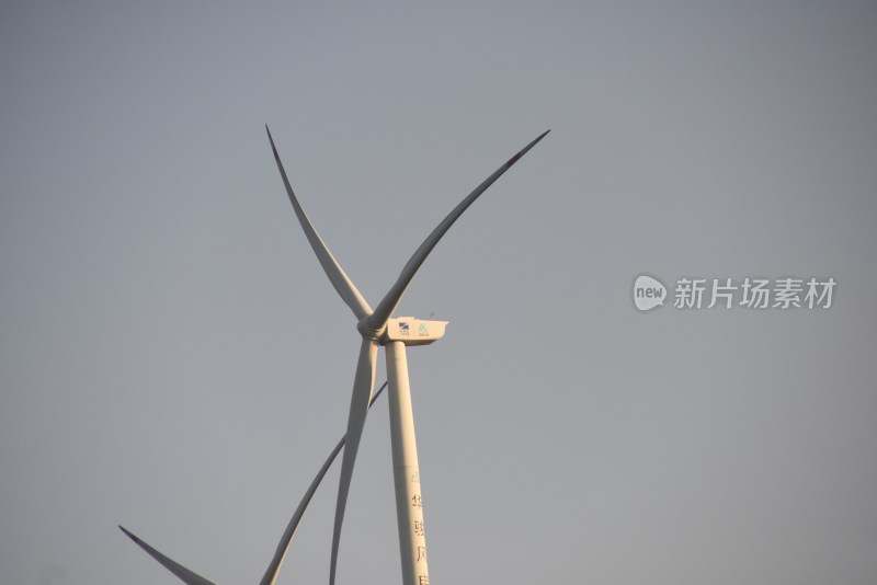 大型风力发电机近景特写