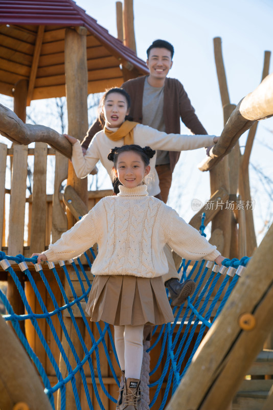 年轻夫妻带着孩子在公园玩耍