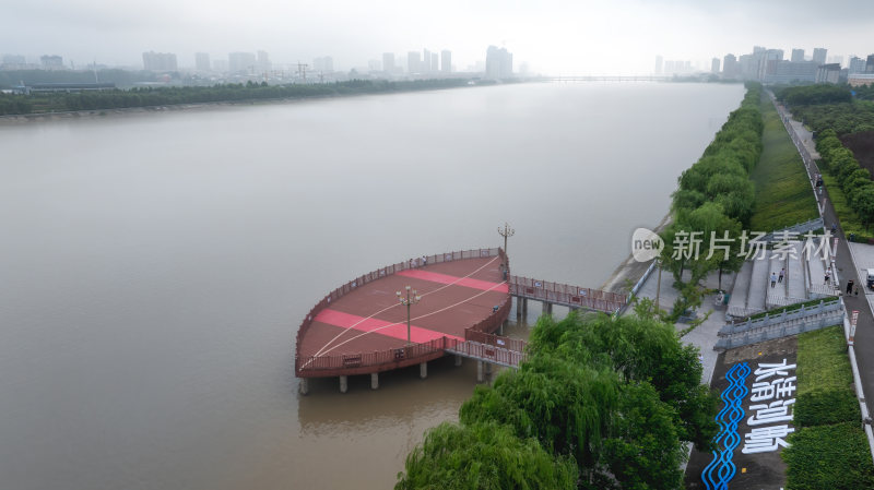 清晨城市河流晨雾飘渺宛若仙境