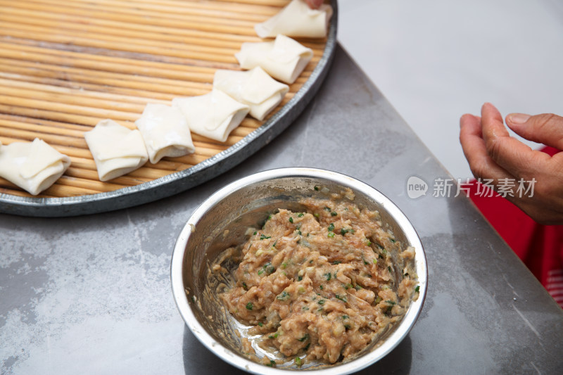 制作中国传统美食馄饨