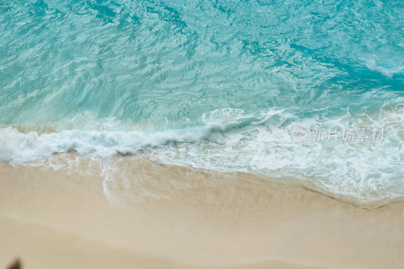 海岸边礁石与海浪景观