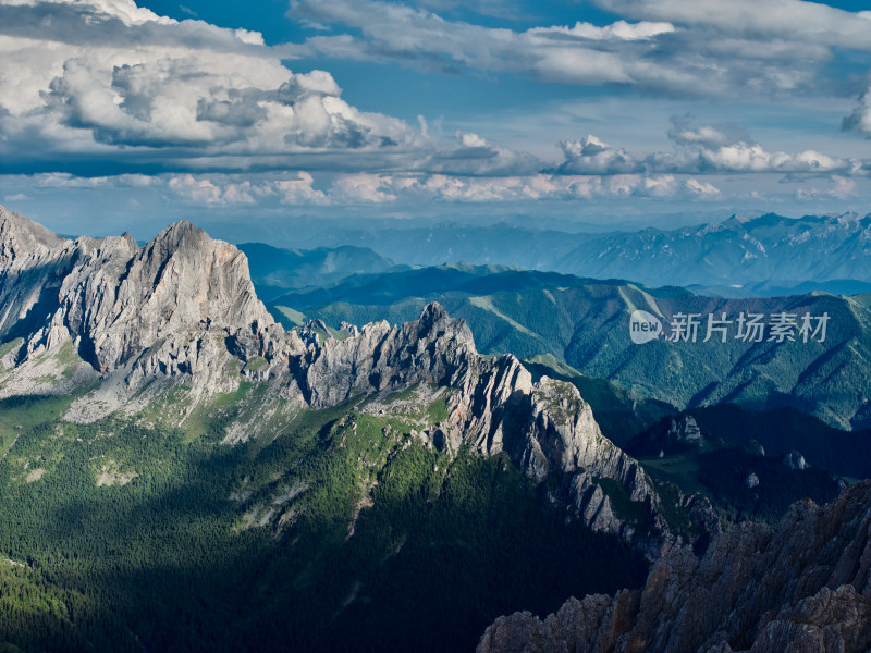 险峻的山峰