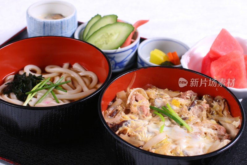 鸡肉烩饭什锦乌冬面套餐