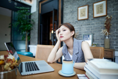 在室内使用电脑办公的亚洲白领女性