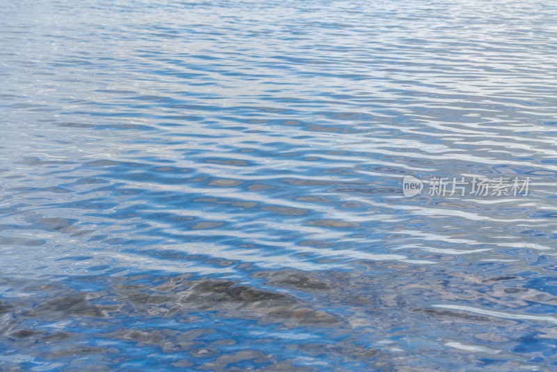 青海湖晴天光影下清澈的湖水波纹