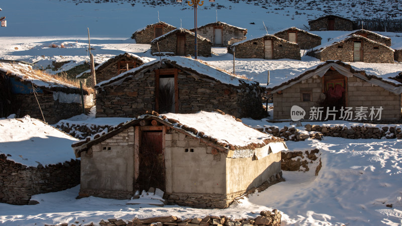 云南藏区冰雪世界牛棚羊棚石头房