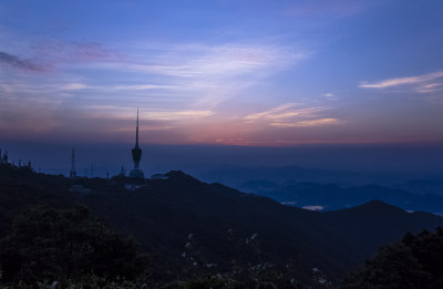 深圳盐田梧桐山顶电视塔与夕阳余晖晚霞