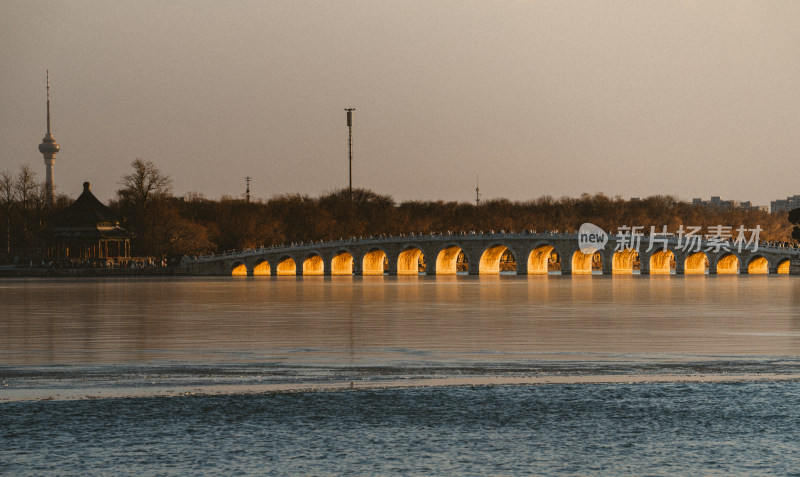 群山环绕下的湖泊与古建筑景观