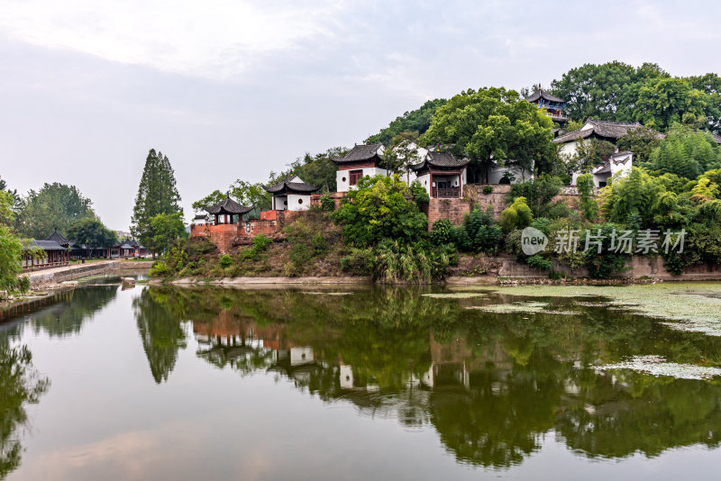 湖北黄冈东坡赤壁建筑倒影景观