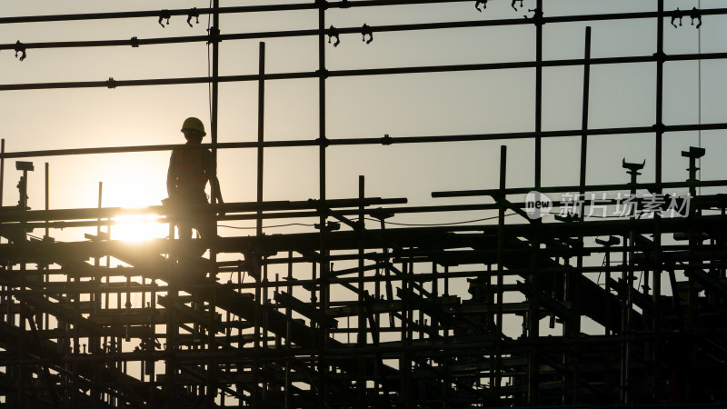 清晨的建筑工地和建筑工人