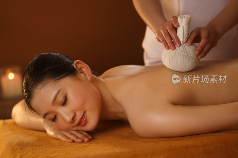 年轻女人在室内做SPA