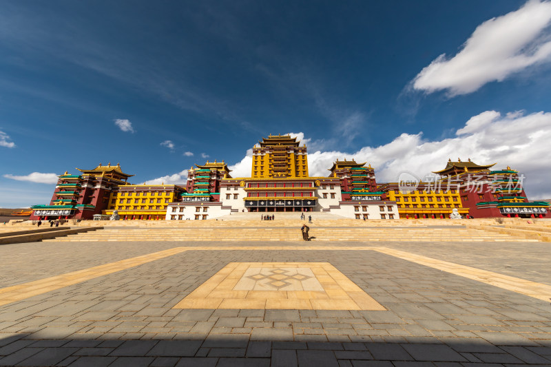 蓝天白云下的阿坝各莫寺寺院建筑