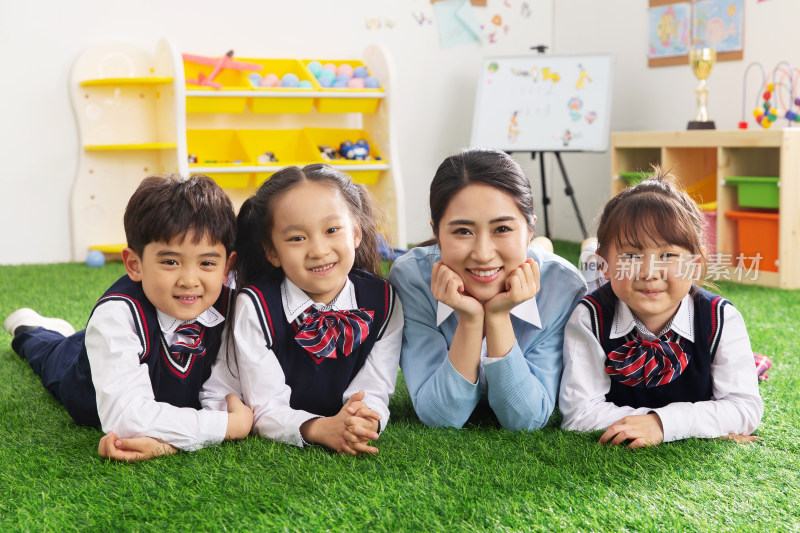 小学生们趴在草地上