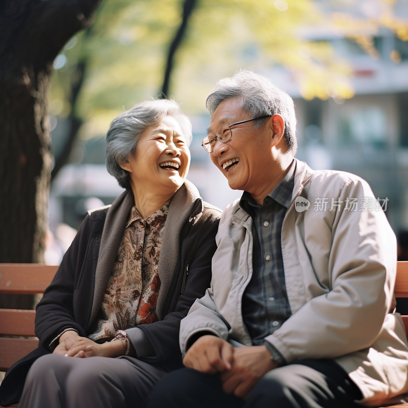 快乐健康的老年夫妇公园休闲聊天