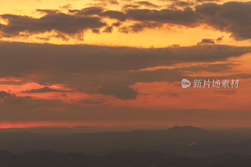 壮丽的山间日落美景