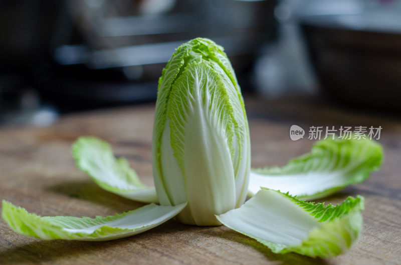 木制案板上的新鲜小白菜特写