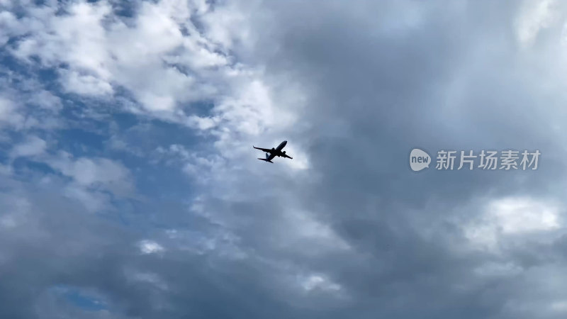 天空中飞行的民航飞机