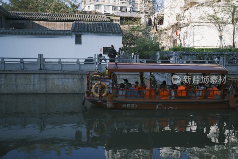 水上小船载客游览古建筑群