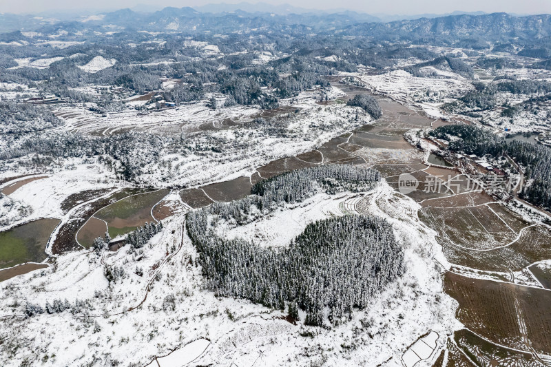 田园乡村冬天雪景航拍图