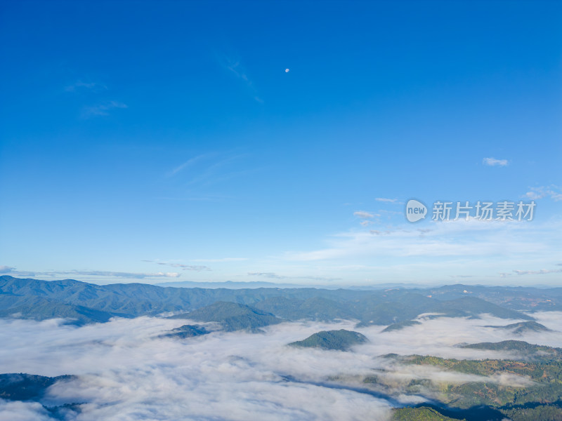 航拍云海中的景迈山山脉壮美自然景象