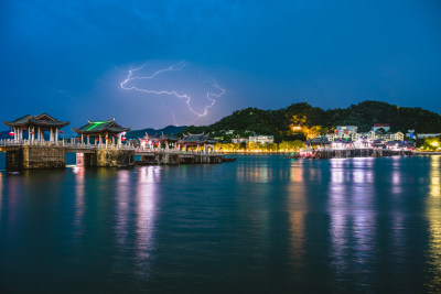 夏季夜晚广东潮州广济桥夜景闪电风光