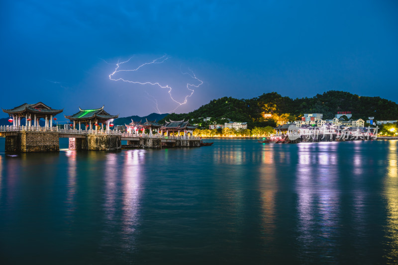 夏季夜晚广东潮州广济桥夜景闪电风光