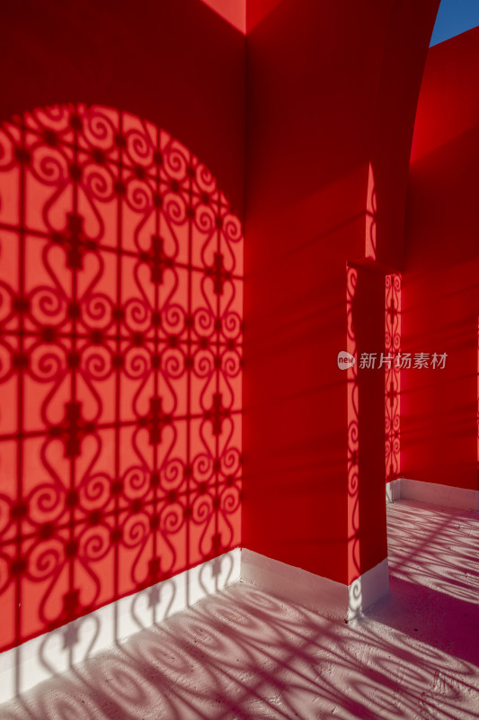 红色建筑墙面光影图案场景