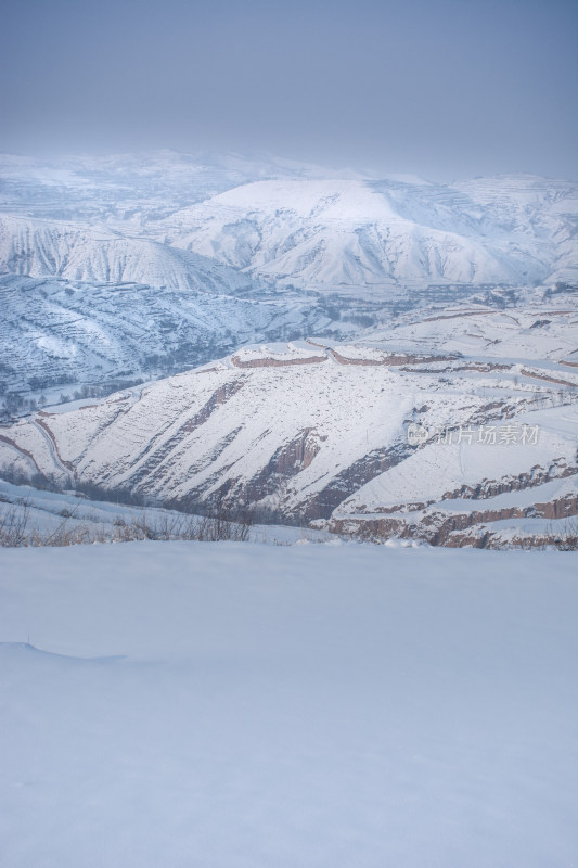 中国西北乡村冬季雪后自然风光