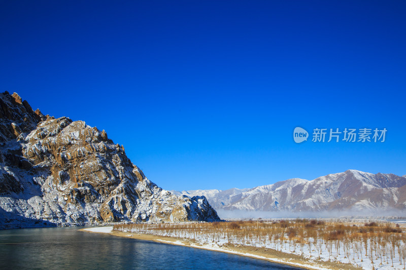 中国西藏冬季拉萨河雪景及拉萨河大桥