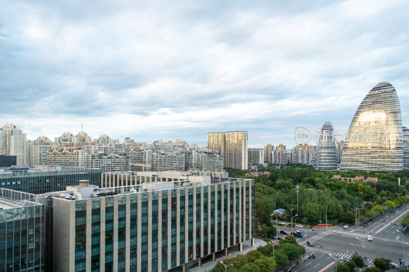 城市街景俯瞰视角下的现代建筑风貌