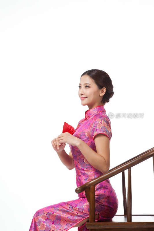 棚拍身穿中国传统服装的年轻女人和扇子