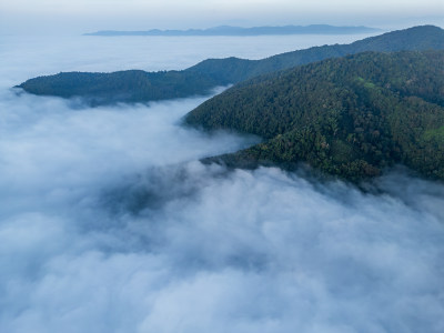 航拍云海之上的山峦