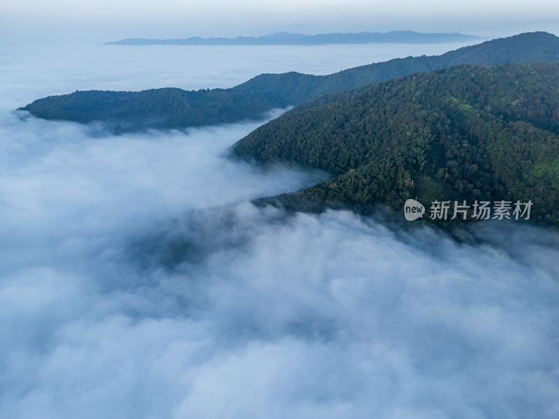 航拍云海之上的山峦