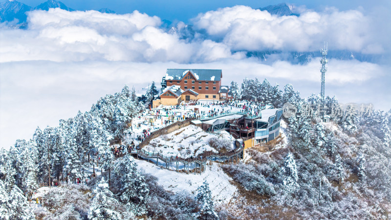 四川成都西岭雪山景区的日月坪航拍特写