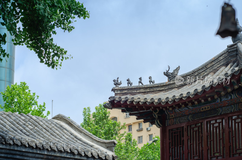 青岛海云庵中式古建筑屋檐及神兽特写