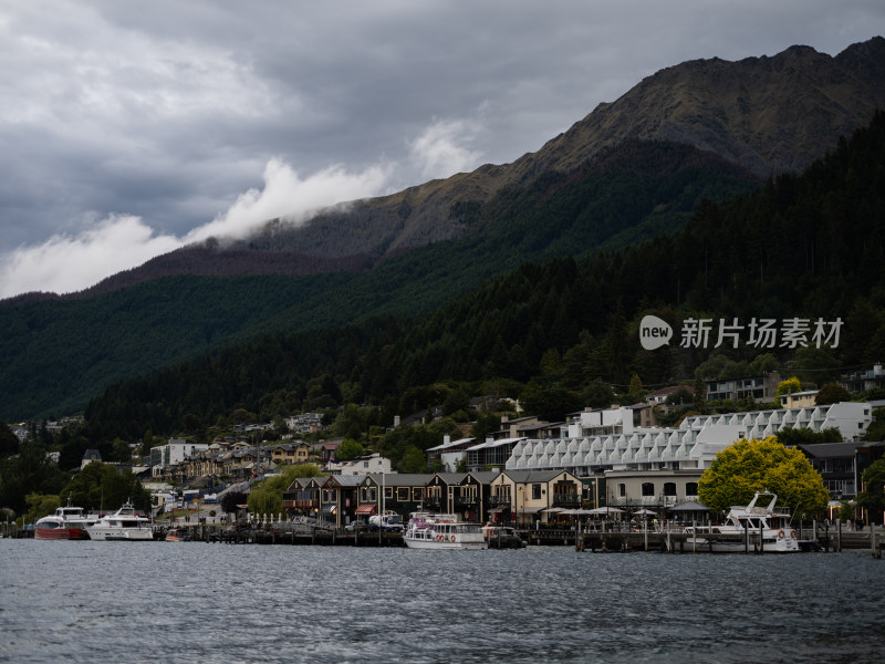 新西兰皇后镇城市湖景