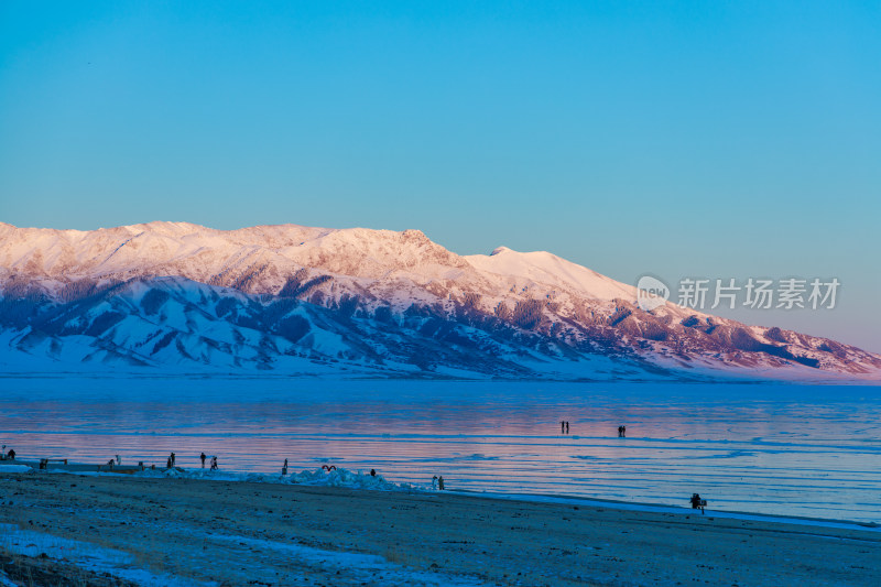 新疆冬季赛里木湖雪景雪山冰湖蓝冰日照金山