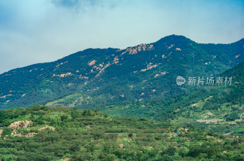 青岛崂山风景区，蜿蜒起伏的大山