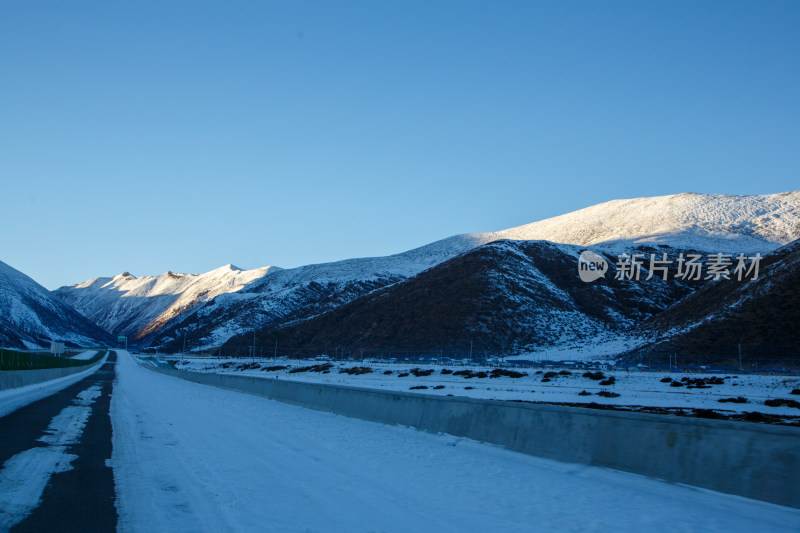 中国西藏地区冬季雪景高原风景