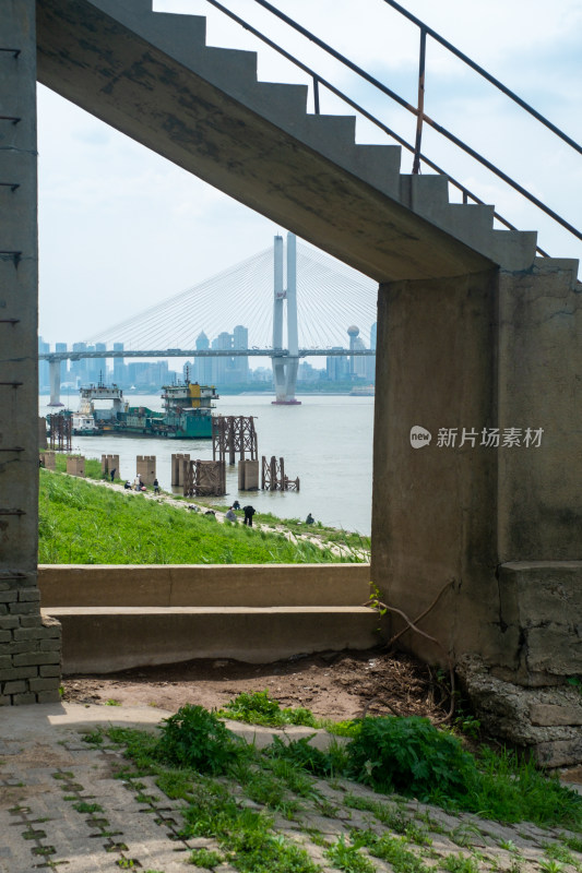 阶梯下的江畔风景及远处的大桥