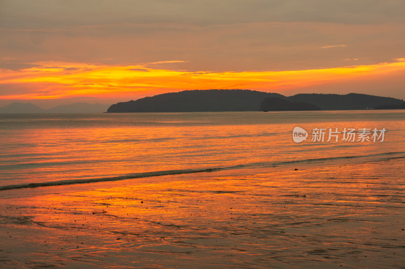 泰国甲米日落时金色沙滩