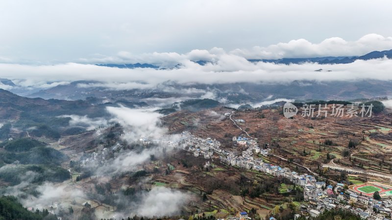 重庆酉阳：雾气中的山村田园