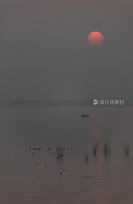 山东济宁邹城孟子湖湖面日落景观