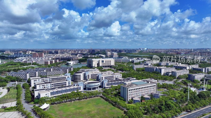 航拍上海海事大学 临港海事大学商船学院