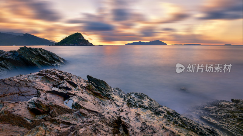 海边岩石与日落景观