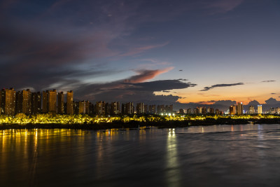 西双版纳城市夜景与流云晚霞