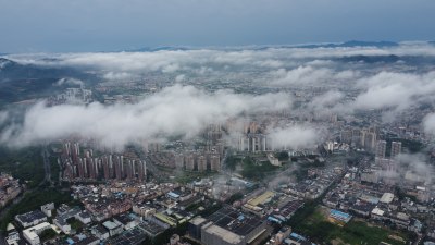 广东东莞：雨后清溪镇云雾缭绕宛如仙境