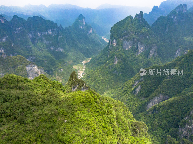 祖国壮丽山河湖南张家界奇山