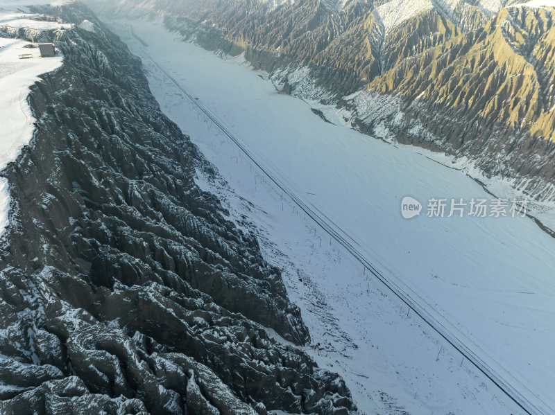 新疆北疆独山子大峡谷纹理雪山高空航拍